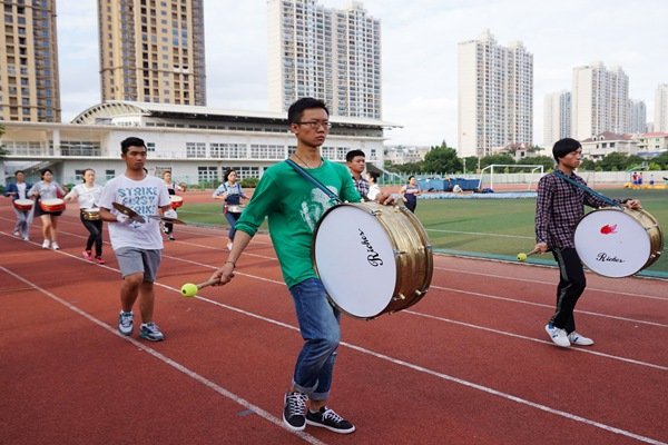 辛勤练习的鼓队成员和不辞辛劳的训练人