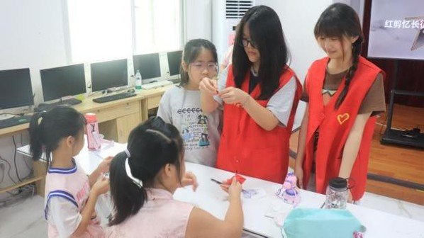 为社区青少年搭建沉浸式红色成长课堂