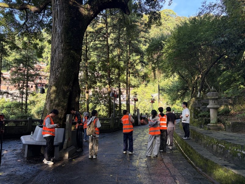 队员们奔走于乡村古厝与深山景区