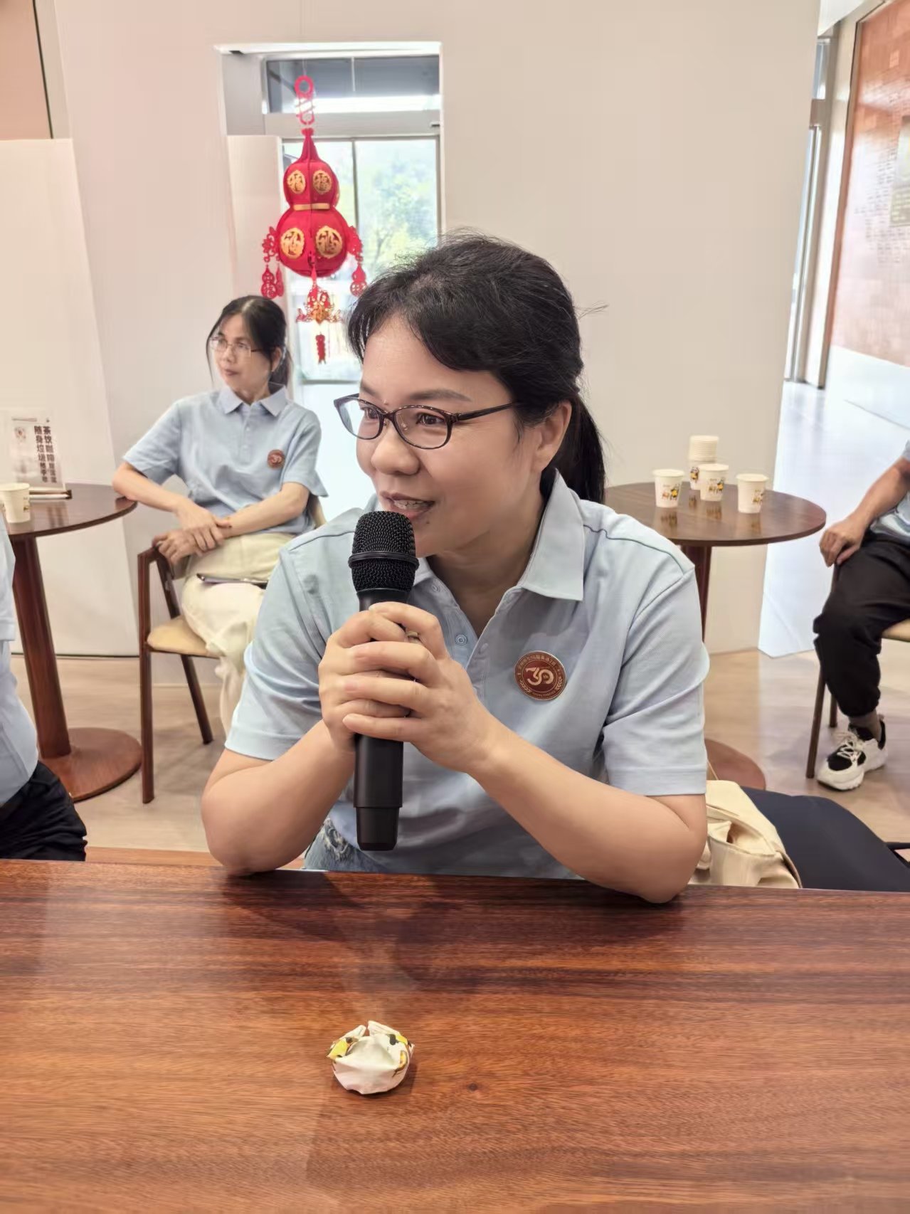 活动由班级班长叶泉波主持