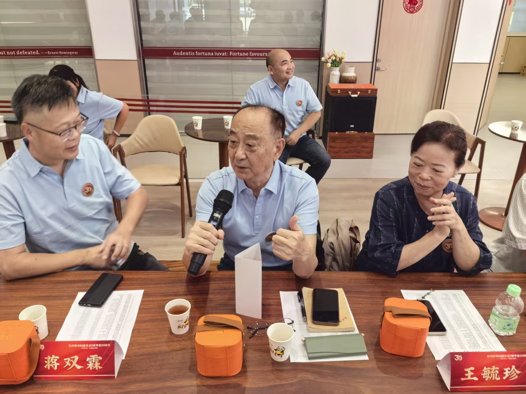 全体师生共同观看校园怀旧视频