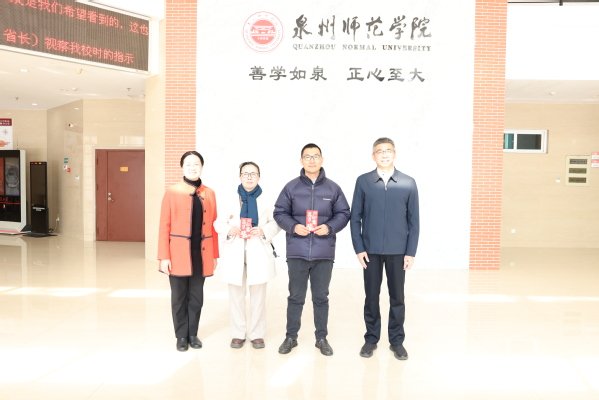 向他们送去节日的问候和新春的祝福