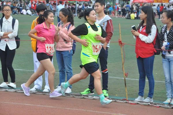 女子组1500米决赛在田径场上进行