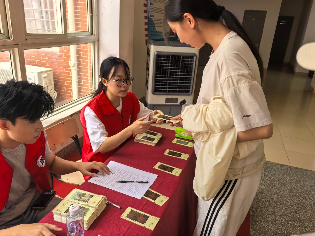 并向辛勤工作的师生志愿者表示慰问
