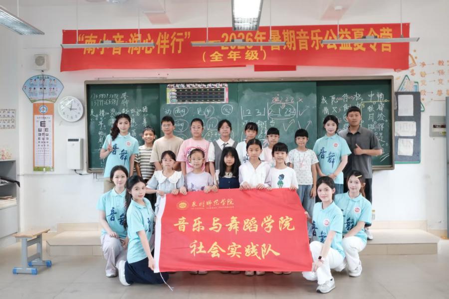 队员们和孩子们谈心分享成长经历