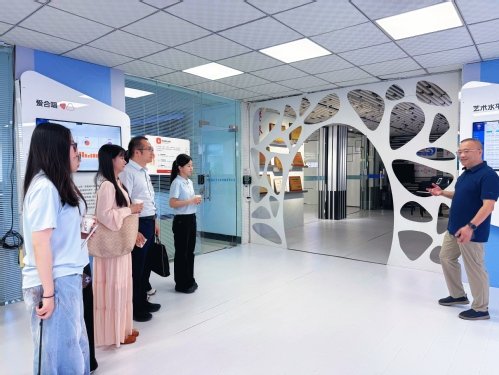 开展“寻访优秀校友”暑期社会实践专项