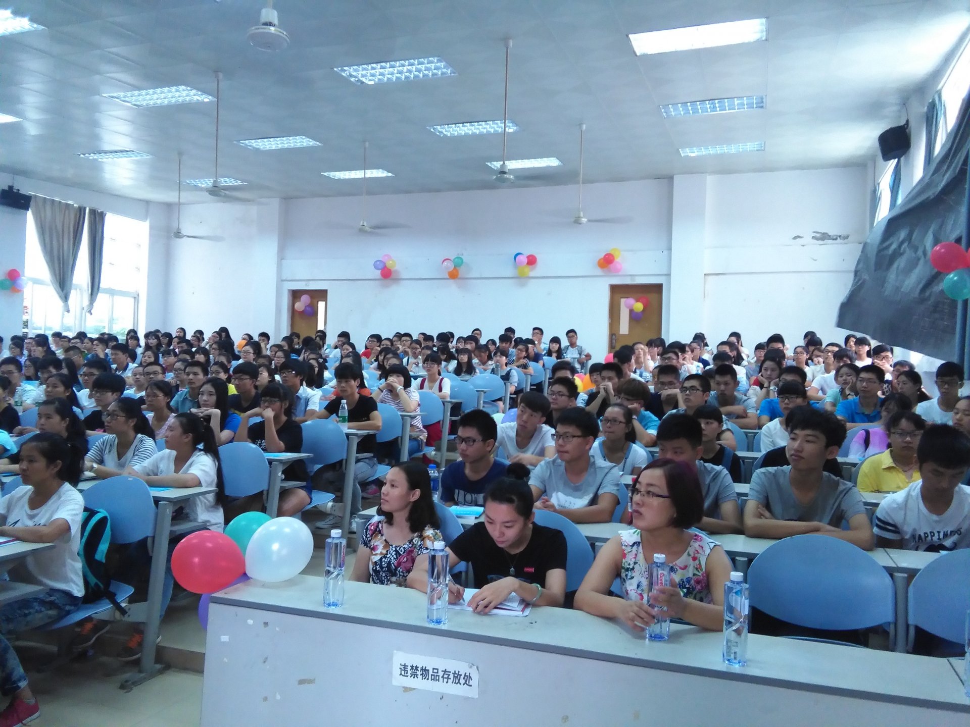 仍坚持到每一位新同学办理入学手续都有