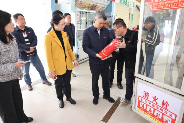 校长陈昌萍带队开展春季学期开学前校园